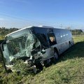 Потпуно смрскан аутомобил, аутобус у каналу: Прве слике са места трагедије код Чачка ФОТО