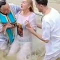 "Pogružavanje u reci Jordan" Našu spisateljicu potapaju u vodu na Bliskom Istoku: Ona podelila kadrove obreda
