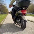 Skuter nije bicikl ali ih zakon ne prepoznaje – najčešće ih voze maloletna lica bez svetala i kacige