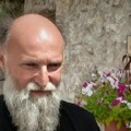 Otac Jovan dve decenije samuje na crnogorskom ostrvu, društvo mu prave samo 2 goluba: Mesecima ovde vlada potpuni muk, a…