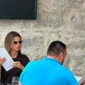 Prekratka haljina i svilena čipka Milica Pavlović u izazovnom stajlingu, a jedan detalj posebno bode oči! (paparaco)