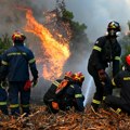 Sraman udar na heroje: Vatrogasci rizikovali živote u paklenim požarima u Grčkoj, lopovi im obili automobile!