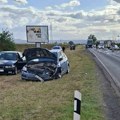 (Foto) Teška nesreća kod Novog Sada: Sudarili se automobili, dve osobe hitno prevezene u bolnicu