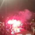 „Чувари устава“ дочекани на тргу у Лесковцу уз бакље и песму (видео)