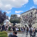 Protest ispred Gimnazije u Čačku zbog imenovanja novog rukovodstva