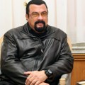 Stiven Sigal pokušao da promeni scenario filma, a njegov kolega se požalio: "Nije hteo da me ubije zbog karme"