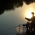 Obala Dunava u Apatinu omiljeno mesto ribolovaca