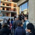 Roditelji satima čekaju na overu prebivališta ispred leskovačke policije, iz grada im poručuju da rok nije skraćen