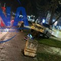 Jugom se zakucao u saobraćajni znak, pa nasukao na betonsku žardinjeru: Saobraćajna nezgoda dogodila se u centru Čačka…