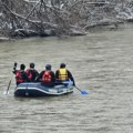 Prve slike potrage Na zapadnoj moravi u Čačku: Policija pretražuje obalu, vatrogasci reku u čamcu (foto)