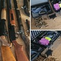Unucima davali da se igraju mačem, u kući držali veliku količinu oružja: Uhapšen par iz Dubrave