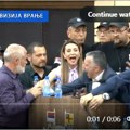 Skupština: Opozicija govornicu branila vriscima, u sali se čula i pesma „Četiri godine…“ – VIDEO