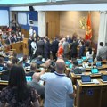 Haos u Crnoj Gori: Opozicija blokirala Spajića da dođe do govornice (VIDEO)