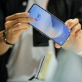 Kako Apple i Samsung pristupaju generativnoj veštačkoj inteligenciji na različite načine