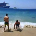 VIDEO Kruzer izazvao velike talase na Mikonosu: Ženi slomljena rebra, uhapšen kapetan