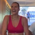 Arina Sabalenka "vrckala" kukovima, pa prasnula u smeh: Treneri pobegli posle "neuspešnog" pokušaja plesa