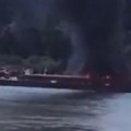 Stravičan snimak zapaljenog heikoptera! Udario u dalekovode i pao na baržu, dvoje ljudi poginulo (video)