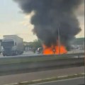 (Video) Buktinja guta vozilo, gust dim se širi: Auto-putem Požar kod naplate rampe Vrčin, vatrogasci stigli na lice mesta
