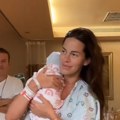 Porodila se poznata srpkinja (27): Rodila dete 19 godina starijem milioneru iz Amerike: Dali isto ime ćerki kao i Aleksandra…