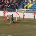 Epski skandal u Hrvatskoj! Navijač utrčao na teren, udario golmana, pa hteo da se obračuna s rivalima