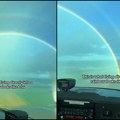 Snimak aviona koji „leti pravo u dugu“: Pilot zabeležio trenutak koji deluje nestvarno
