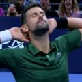 "Новак схов": Ђоковић шпагом до поена, онда у невероватном положају позирао за камере