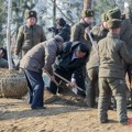 FOTO VIDEO Kim Džong Un za volanom viljuškara i sa lopatom u ruci