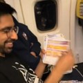 Kupio 68 paketa srećki u avionu u nadi da će postati milioner! Snimak na kom okušava sreću postao viralan, a evo šta je…