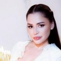 Aleksandra Mladenović puca u belom, dekolte "bode oči": Tačno u ponoć iznenađenje, nije slutila