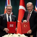 Erdogan poklonio Starmeru lični revolver sa bojevom municijom