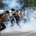 Policija suzavcem rasterivala demonstrante u Nju Delhiju, pokret traži ostavku ministra