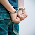 Uhapšen tinejdžer iz Novog Sada! Ženama s leđa kidao zlatne ogrlice, pa povredio policajca tokom bekstva