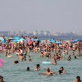 (Foto, video) Ovako izgleda plaža u Odesi Sirene odjekuju, a ljudi i deca se kupaju: Jeziva svakodnevica u ukrajinskom…