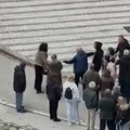 (Foto) Incident na biračkom mestu u Sevojnu: Muškarac udario ženu dok je čekala u redu za glasanje