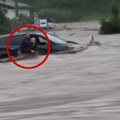 Dramatičan snimak iz Slovenije: Bujica nosi ženu zarobljenu u automobilu, odjekuju sirene za uzbunu, ljude spasavaju…