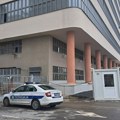 Prve slike sa mesta nesreće: Policija ispred zgrade u kojoj je lift ubio čoveka: Zaglavio se između 5. i 6. sprata, pa…