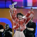 VIDEO: Pobednik Evrovizije razbio trofej i povredio prst
