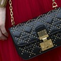 Umešala se i italijanska policija: Koliko košta proizvodnja Dior torbe od 2.780 dolara?