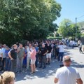 Ovako su brutalno uhapšeni Srbi na KiM; Narod u protestnoj šetnji, nose trobojke i snažu parolu FOTO/VIDEO