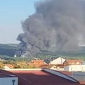 VIDEO Veliki požar u fabrici peleta u Kragujevcu: Crni dim iznad naselja, čula se i eksplozija