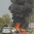 Zapalio se automobil na putu Pančevo-Beograd nakon sudara, pet osoba povređeno (VIDEO)