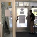 Incident na Ekonomskom fakultetu: Profesorka kamenom udarala o vrata (VIDEO)