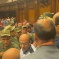 Посланик напао члана опозиције, а онда су и други кренули за њим: Снимак туче у парламенту Јерменије