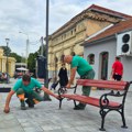 Nove klupe i kante ulepšale Trg Crvenog barjaka