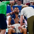 VIDEO Đoković se srušio na teren: Doktori ušli da mu pomognu, merili mu pritisak na klupi – pogledajte dramatične scene iz…