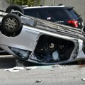 Užas u Kragujevcu: Automobil završio na krovu posle sudara