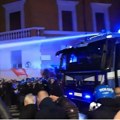 Policija u Italiji koristila vodene topove da spreči sukob antifašista i desnice