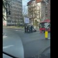 Sudarili se trolejbus i automobil Nesreća u Beogradu, delovi vozila rasuti po putu (video)