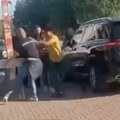 Sevale pesnice ispred stadiona! Fudbaler Verone izašao iz automobila i potukao se sa navijačem! Snimak makljaže zapalio…