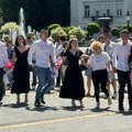 Kada valcer zasvira na gradskom trgu maturanti otplesali kraj jedne ere